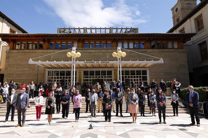 Minuto de silencio contra la violencia  machista en el Edificio Pignatelli.