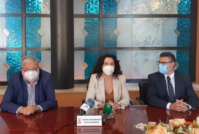 Rocío Ruiz, junto al alcalde de Dos Hermanas, Francisco Toscano (izquierda) en su visita al Consistorio nazareno