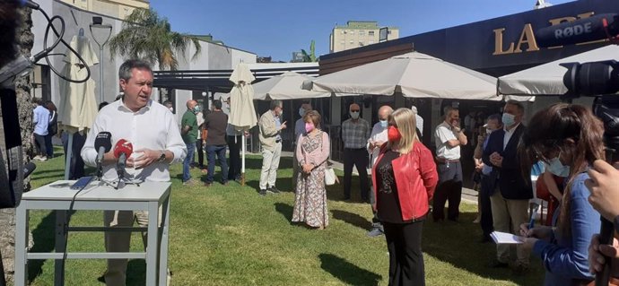 El precandidato del PSOE-A, Juan Espadas, durante su visita en Jerez junto a la alcaldesa, Mamen Sánchez.