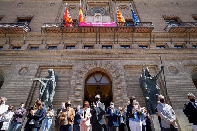 Concentración en la puerta del Ayuntamiento de Zaragoza en contra del asesinato machista de una mujer en Las Fuentes.