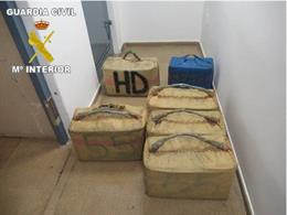 Fardos de hachís recuperados tras una operación antidroga en la costa de Granada