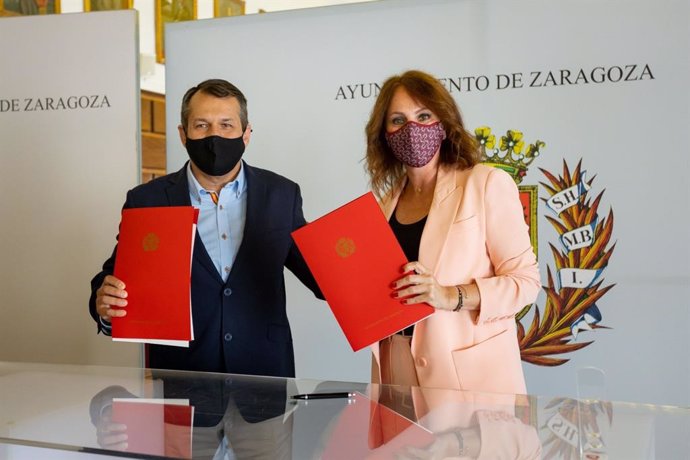 Acuerdo firmado entre la consejería de Economía, Innovación y  Empleo del Ayuntamiento de Zaragoza y la federación ECOS para impulsar el estudio de calidad del aire en 40 establecimientos de la ciudad.