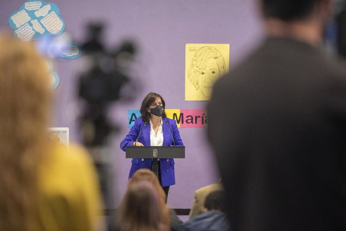 La presidenta del Gobierno de La Rioja, Concha Andreu, en el cambio de nombre del colegio 'Ana María Matute'