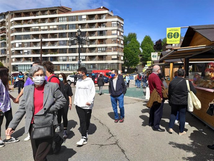 Personas paseando en la Feria de la Ascensión en La Losa de Oviedo.