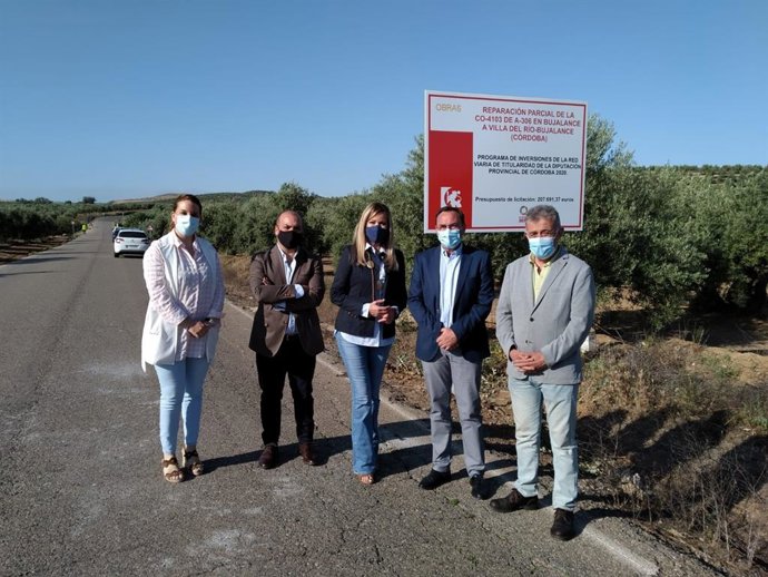 El delegado de Medio Natural y Carreteras en la Diputación, Francisco Palomares (segundo por la dcha.), visita la CO-4103.