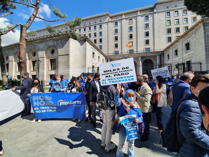 Regantes de Alicante, Murcia y Almería se manifiestan a las puertas del Ministerio para la Transición Ecológica y el Reto Demográfico contra la decisión del Gobierno de recortar el trasvase y aumentar los caudales ecológicos del Tajo.