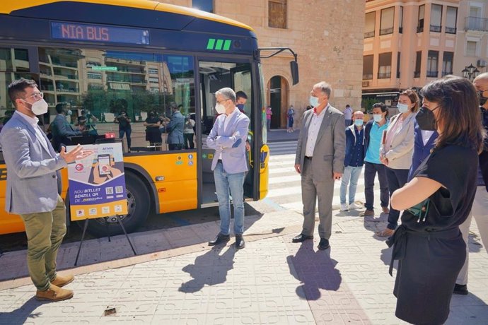 El conseller de Política Territorial, Obras Públicas y Movilidad, Arcadi España, visita Llíria (Valencia) junto al director de la Autoritat de Transport Metropolit de Valncia (ATMV), Manuel Martínez