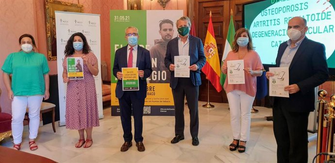 Muñoz y Maza, en el Ayuntamiento, durante la presentación de la campaña para dejar de fumar