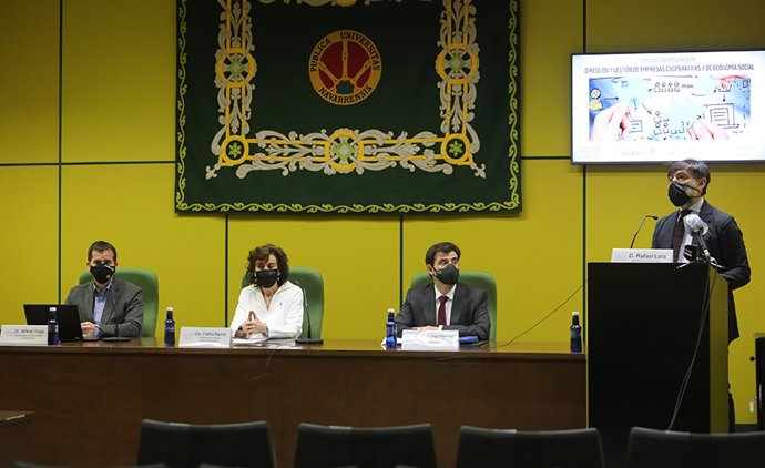 De Izda. A Dcha., El Consejero Mikel Irujo, La Vicerrectora Cristina Bayona Y El Presidente De ANEL, Ignacio Hualde. En El Atril, El Director Del Título Y Decano De La Facultad De Ciencias Jurídicas, Rafael Lara.