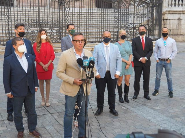 El portavoz de VOX en el Parlamento de Andalucía, Manuel Gavira, visita Málaga, acompañado de los diputados malagueños de Vox en el Parlamento andaluz, Ana Gil y Eugenio Moltó.