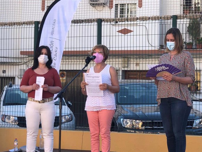 La diputada de Igualdad de Diputación de Cádiz, Carmen Collado, estrena el programa de Igualdad 'A nuestra Salud' en Ubrique.