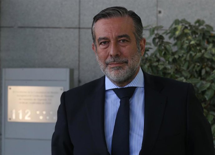 El consejero de Justicia, Interior y Víctimas en funciones de la Comunidad de Madrid, Enrique López, posa a la cámara en el edificio de la Agencia de Seguridad y Emergencias Madrid 112 , a 20 de mayo de 2021, en Pozuelo de Alarcón, Madrid, (España).