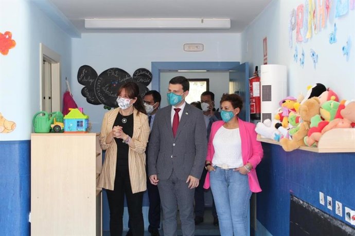La consejera de Igualdad y portavoz, Blanca Fernández, visita el Centro de Día Infantil 'Lupitos' puesto en marcha por el Ayuntamiento de Fuensalida.