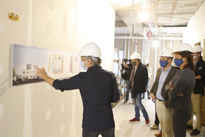 La presidenta del Consell de Mallorca, Catalina Cladera, y el presidente del IMAS, JAvier de Juan, en la visita de este lunes a las obras del nuevos edificio.