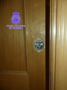 Puerta del despacho de abogados forzada.