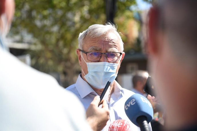 El alcalde de Valencia, Joan Ribó, durante una concentración en la Plaza del Ayuntamiento de Valencia, a 1 de mayo de 2021, en Valencia, Comunidad Valenciana (España). Como cada 1 de mayo, Día Internacional de los Trabajadores, los sindicatos CCOO y UGT