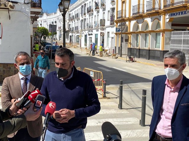 El responsable del área de Cooperación y Asistencia a Municipios de Diputación de Cádiz, Javier Pizarro, durante una visita en Arcos a obras del PFEA.