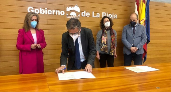 Firma convenio La RIoja sobre acompañamiento violencia machista