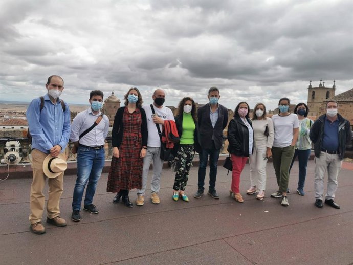 El concejal de Turismo de Cáceres se reúne con los guías turísticos para impulsar la segunda edición de las Rutas Guiadas Innovadoras, que comienza en el mes de junio