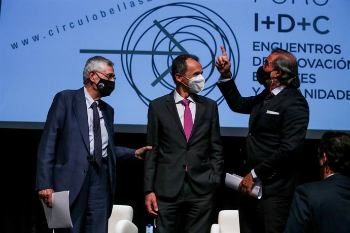 El ministro de Ciencia e Innovación, Pedro Duque (c) y el presidente de la Cámara de Comercio, Ángel Asensio Laguna (d)durante la clausura del Foro I+D+C Encuentros de Innovación en Artes y Humanidades, en el Círculo de Bellas Artes, a 20 de mayo de 202
