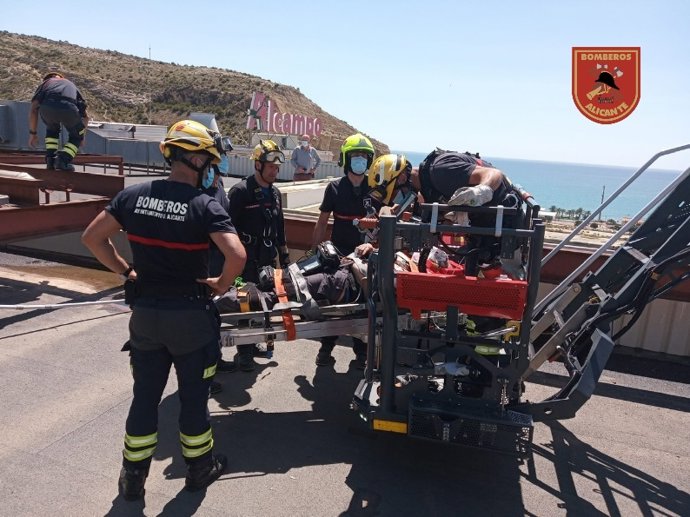 Rescatado un hombre tras resutlar herido por caer en una azotea mientras realizaba tareas de mantenimiento