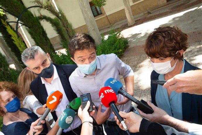 El líder de Más País, Iñigo Errejón, ofrece declaraciones a los medios, a su salida de una reunión con los secretarios generales de UGT y CCOO en la Región de Murcia, a 24 de mayo de 2021, en Murcia, (España). 