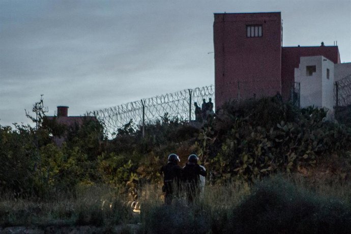 Varios marroquíes intentan llegar a suelo español desde la frontera que separa Melilla y Marruecos la pasada semana