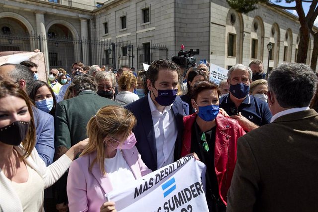 El secretario general del PP, Teodoro García Egea (c), se hace una fotografía durante una manifestación con motivo del recorte de caudal del Trasvase Tajo-Segura en la Plaza San Juan de la Cruz, a 24 de mayo de 2021, en Madrid (España). Esta concentraci