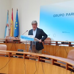El portavoz parlamentario del PPdeG, Pedro Puy, en la rueda de prensa