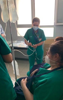 Profesionales del Servicio de Nefrología del Hospital Punta de Europa de Algeciras participan en un programa formativo sobre diálisis peritoneal.