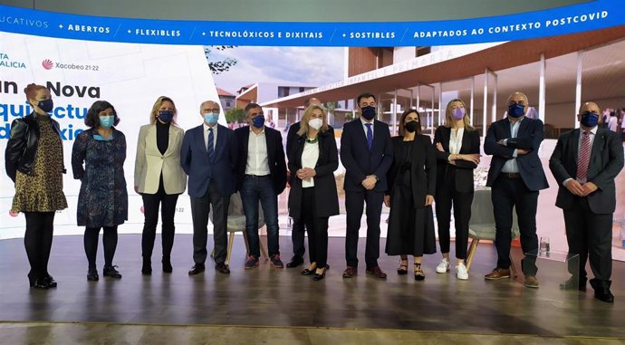 El conselleiro de Cultura, Román Rodríguez, en la presentación del Plan de Nova Arquitectura Pedagóxica de Galicia junto con algunos de los miembros del equipo que participó en la elaboración del documento