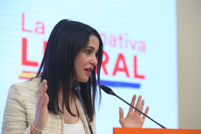 La presidenta de Ciudadanos,  Inés Arrimadas, en una roda de premsa a la seu del partit a Madrid.