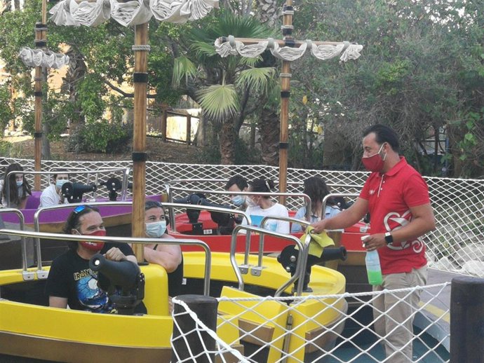 Un trabajador de Isla Magica desinfecta las atracciones