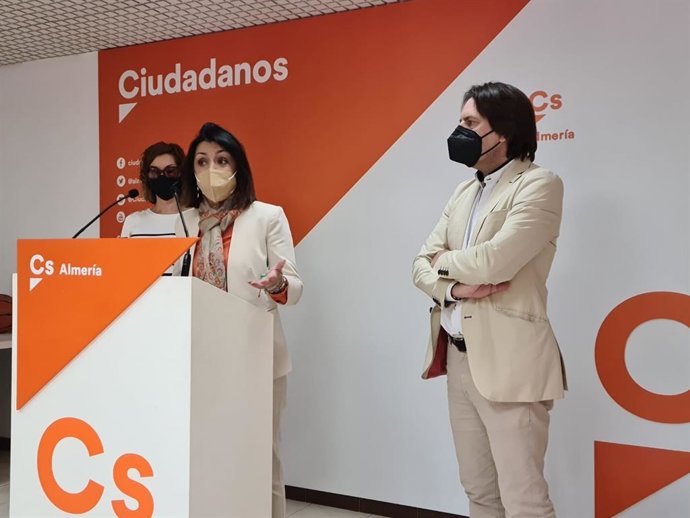 La presidenta del Parlamento andaluz y secretaria de Relaciones Institucionales de Cs en Andalucía, Marta Bosquet, en una imagen de archivo junto al coordinador provincial de Cs, Rafael Burgos