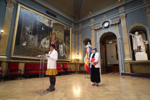 La líder de Anticapitalistas en Andalucía y diputada autonómica, Teresa Rodríguez (i) y la senadora de Adelante Andalucía, Pilar González (d) intervienen tras presentar una propuesta desde Andalucía en el Senado, a 24 de mayo de 2021, en Madrid (España). 
