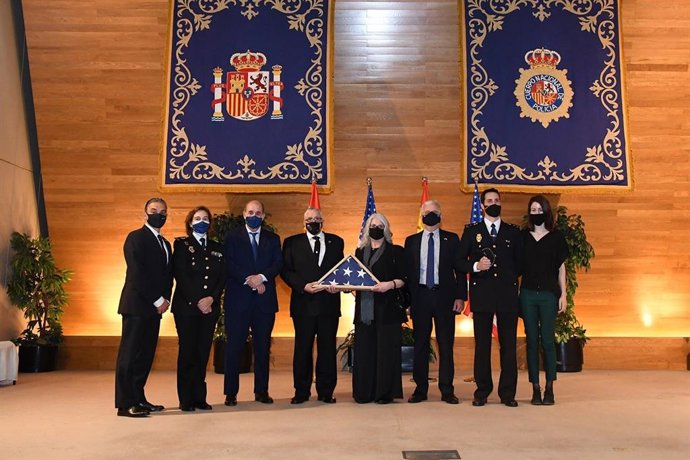 El inspector Miguel Juan Cerviño recibe a título póstulo la bandera de EEUU en reconocimiento a su trayectoria antiterrorista