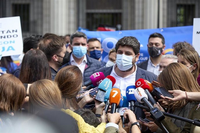 El presidente del PP de Murcia, Fernando López Miras, responde a los medios durante una manifestación con motivo del recorte de caudal del Trasvase Tajo-Segura en la Plaza San Juan de la Cruz, a 24 de mayo de 2021, en Madrid (España). Esta concentración