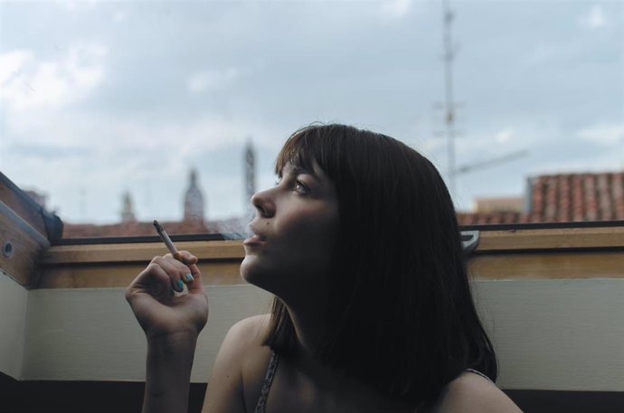 Archivo - Una fumadora
