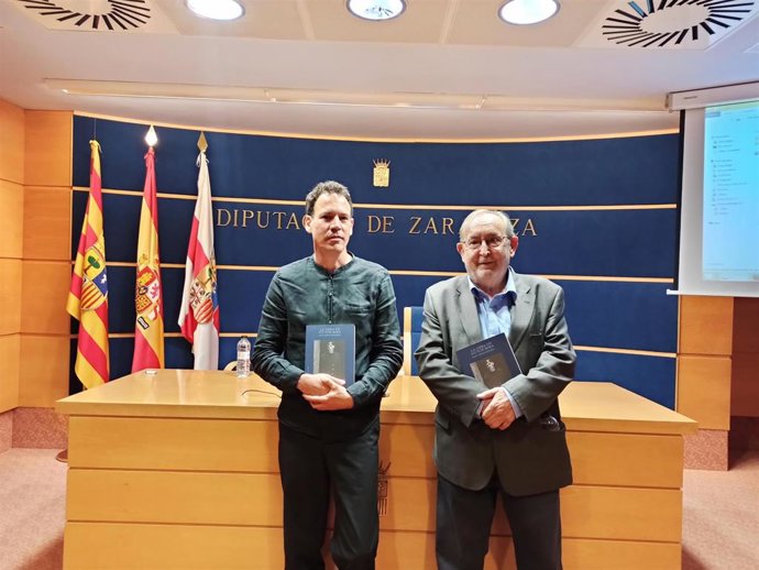 David Cortés, autor del primer estudio completo sobre la obra de Víctor Mira, y el director de la Institución Fernando el Católico de la DPZ, Carlos Forcadell, entidad que lo ha publicado.