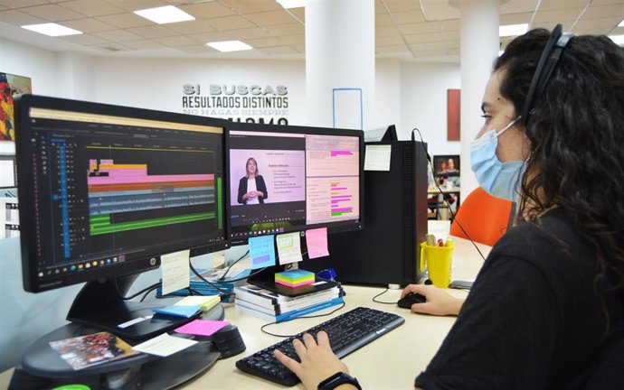 Una trabajadora de la editorial e-learning