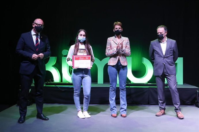 Una de las premiadas, tras recoger el título.