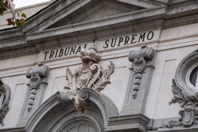 Archivo - Detalle de la fachada del Tribunal Supremo
