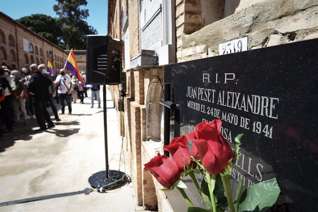 La tumba de Joan Peset Aleixandre con rosas rojas en el homenaje al rector, con motivo del 80 aniversario de su fusilamiento