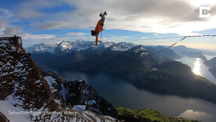 Este hombre se pone a saltar a 1.500 metros sobre un lago subido a una cuerda floja