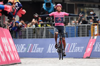 Bernal asesta un duro golpe al Giro en Cortina d'Ampezzo