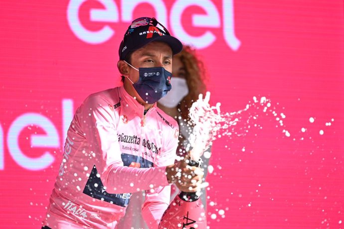 Egan Bernal celebra su victoria en el Giro