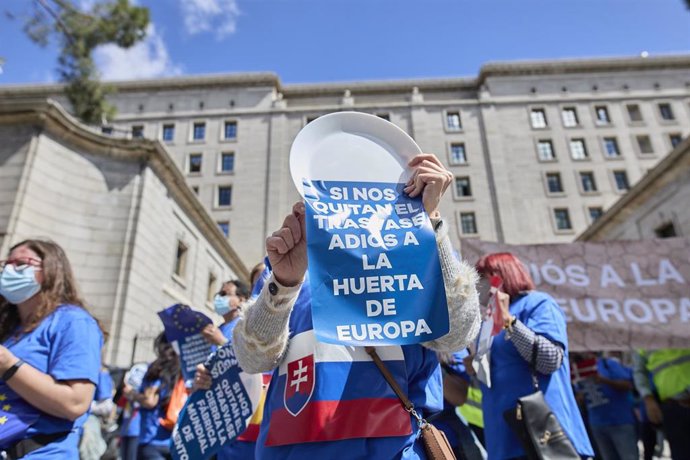 Una mujer acude a una manifestación con un cartel donde se puede leer "Si nos quitan el trasvase adiós a la huera de Europa" frente al Ministerio de Transición Ecológica con motivo del recorte de caudal impuesto por el ministerio, a 24 de mayo de 2021, 