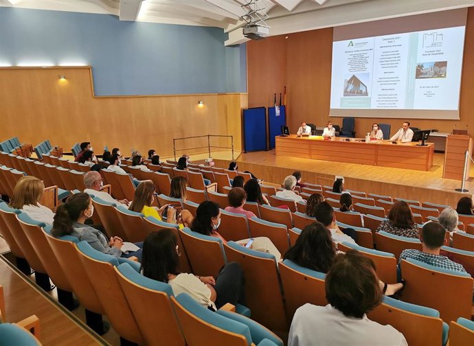 Acto de despedida en el hospital de Valme de los residentes que han recibido formación en el área sur