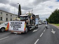 Unos 1.500 vehículos recorren Madrid en defensa del Trasvase Tajo-Segura: "Nos estáis ahogando y no con agua"