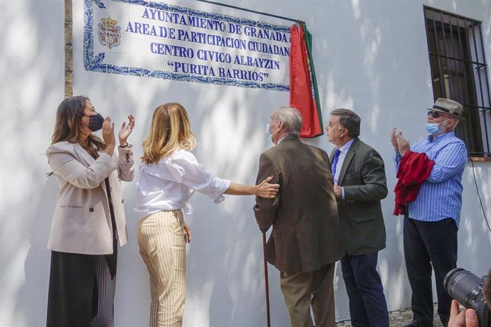 Destapan la placa colocada en la plaza Aliatar de Granada en homenaje a la actriz Purita Barrios.